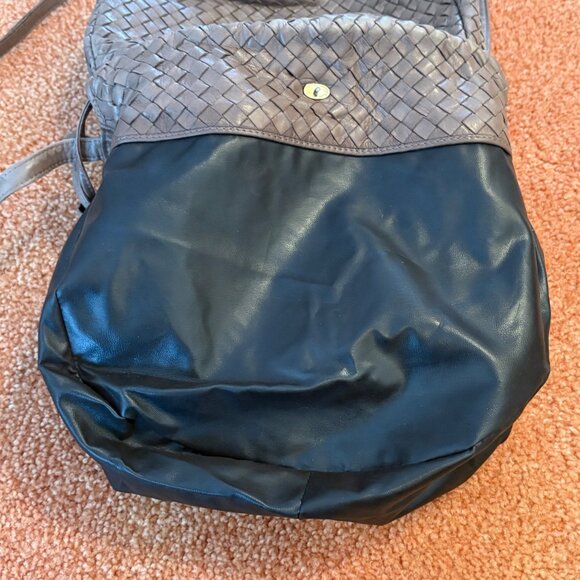 Vintage Bottega Veneta Taupe Intrecciato Buttery Leather Drawstring Hobo Bag - Picture 11 of 16